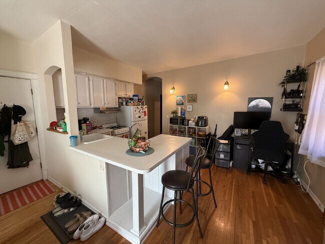Building Photo - Charming 1BR in Historic Douglas Apartments– Walk to Lake of the Isles!