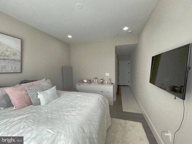 Building Photo - Cozy 3 Bedroom 2 Bathroom Condo- Conveniently Located in the heart of Washington, DC