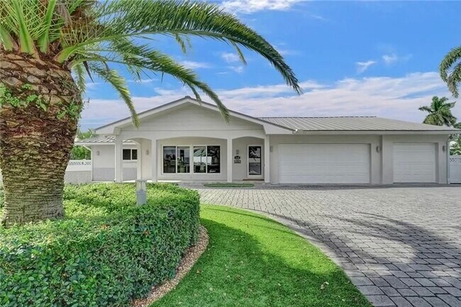 Building Photo - 2830 NE 55th St