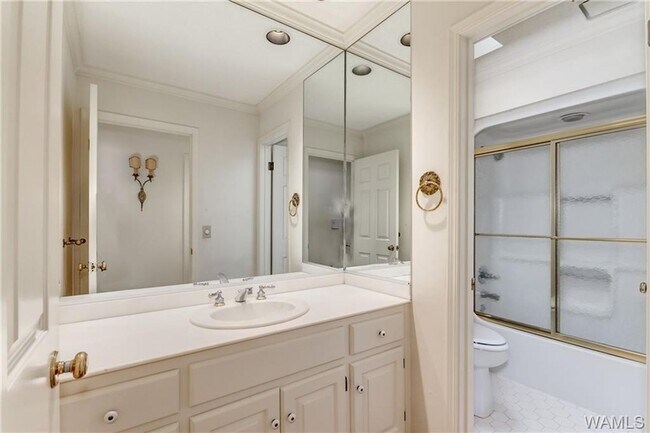 Building Photo - Fantastic 3BR 2Ba in popular Reston Place!