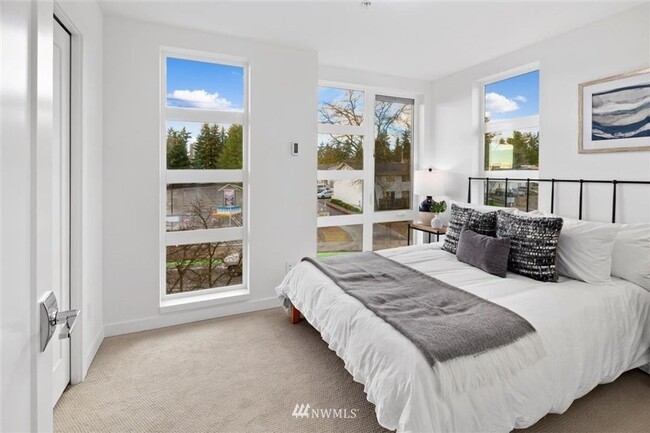 Building Photo - 3 Bedroom Townhome in Seattle