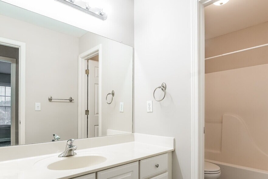 Building Photo - 990 Amberton Ln