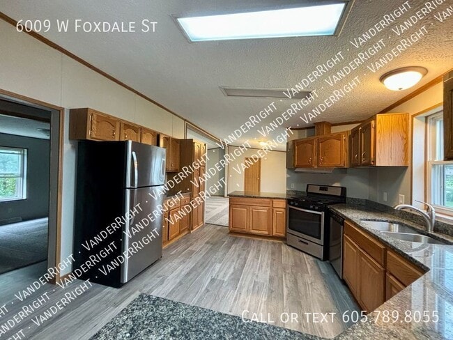 Building Photo - 6009 W Foxdale St