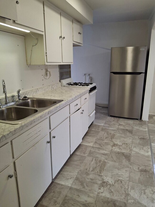 Building Photo - 246 Lynwood Ave