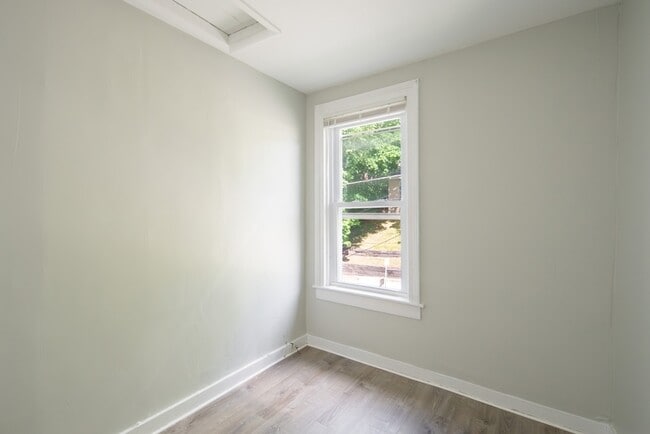Building Photo - 1327 1st St