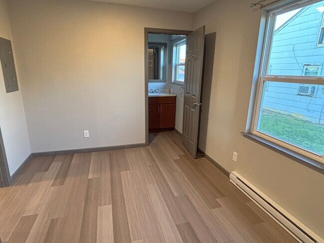 Building Photo - Duplex: Fully Remodeled 2024 Now Available