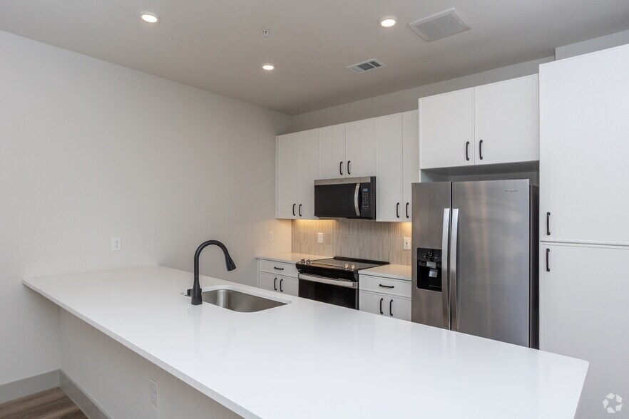 2BR, 2.5BA - 1,532SF - Kitchen - Everbloom
