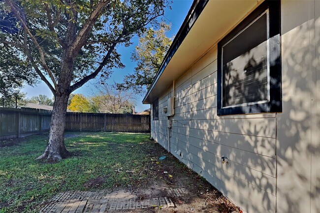 Building Photo - 14203 Cornelia Dr