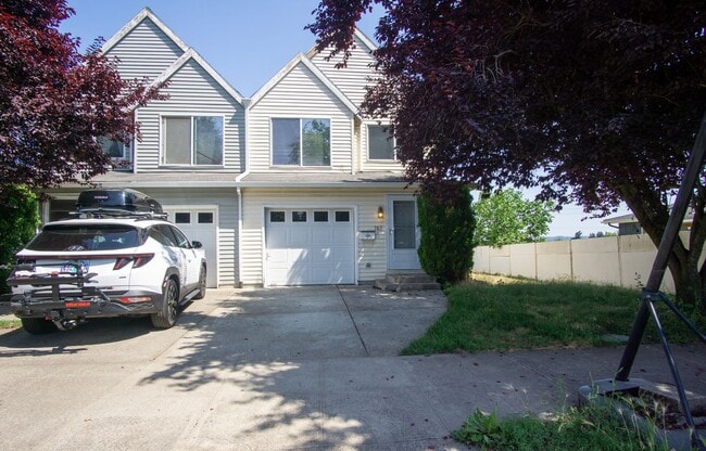 Building Photo - Great Piedmont 3 Bdr Townhouse w/Fireplace, DW + Garage!