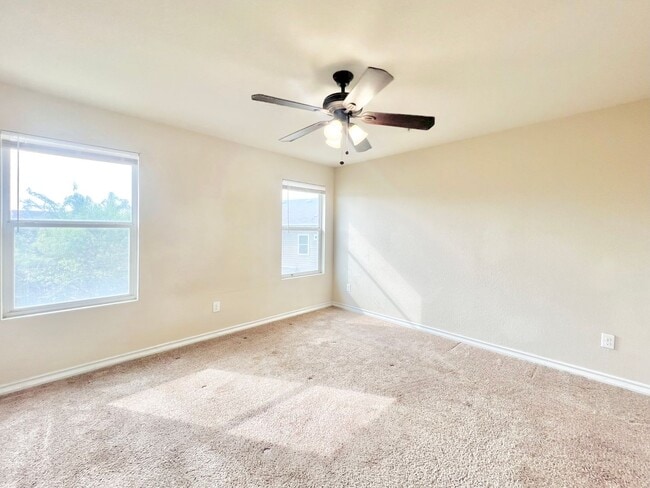 Building Photo - Lovely townhome | 3 bed/2.5 bath | End unit | near UT Medical Center/Lackland AFB/USAA!