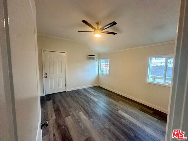Building Photo - 1762 1/2 N Las Palmas Ave