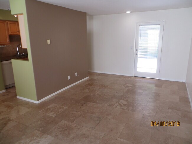Building Photo - Delightful One Bedroom Condo in Pacific Beach