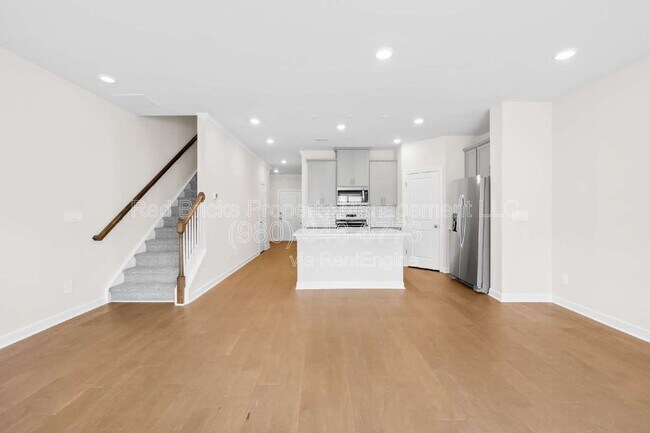 Building Photo - 6105 Starview Ter