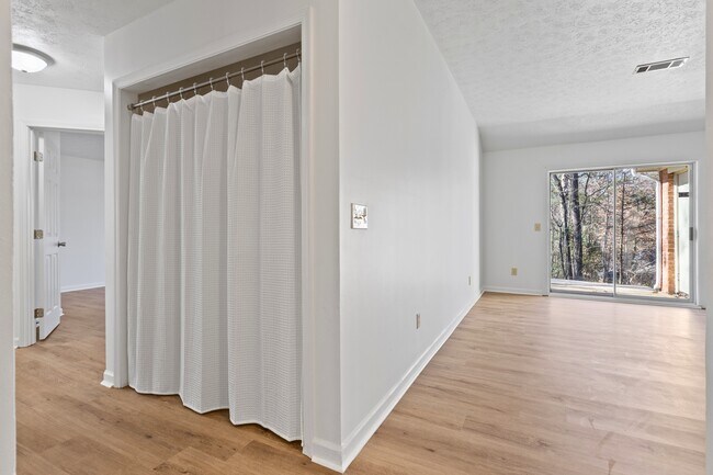 Building Photo - 463 Reede St