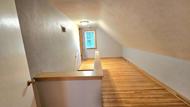 Building Photo - "Charming 3-Bed Home in Saint Paul - Cozy 1,385 Sq. Ft. Retreat!"