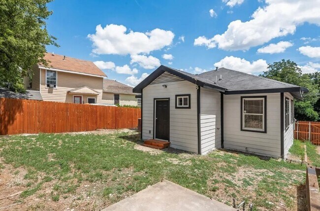 Building Photo - 447 W Clarendon Dr
