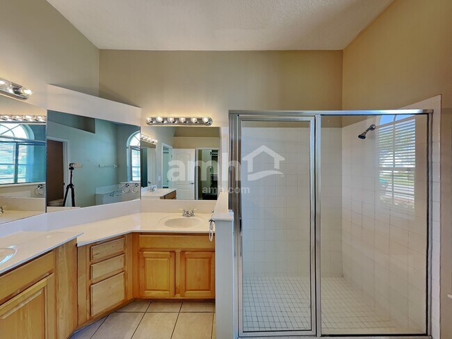 Building Photo - 13712 Lakes Way