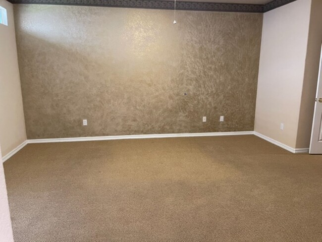 Building Photo - Turnkey Home, Ready For New Occupants!