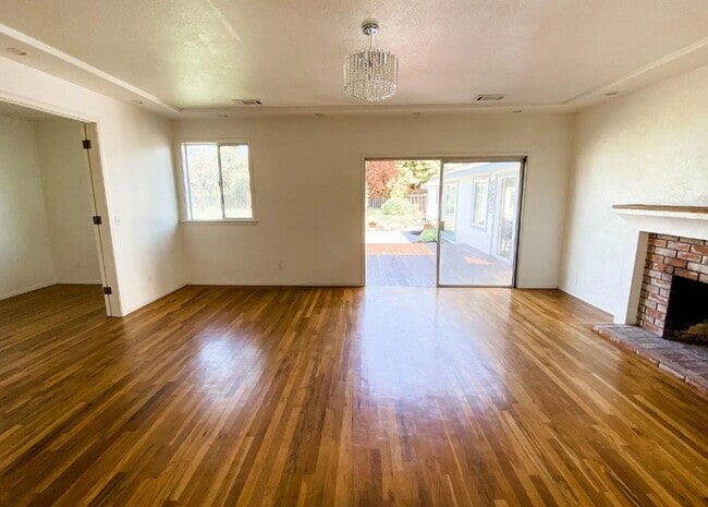 Building Photo - BEAUTIFUL HOME IN DESIREABLE CENTERVILLE, ...