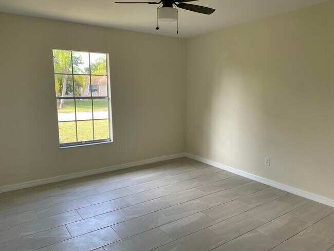 Building Photo - 255 SW Bridgeport Dr