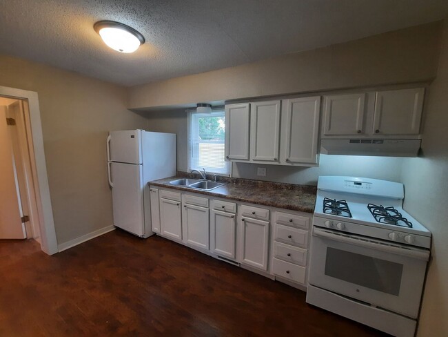 Building Photo - 2 Bedroom, 1 Bathroom rental home with gar...