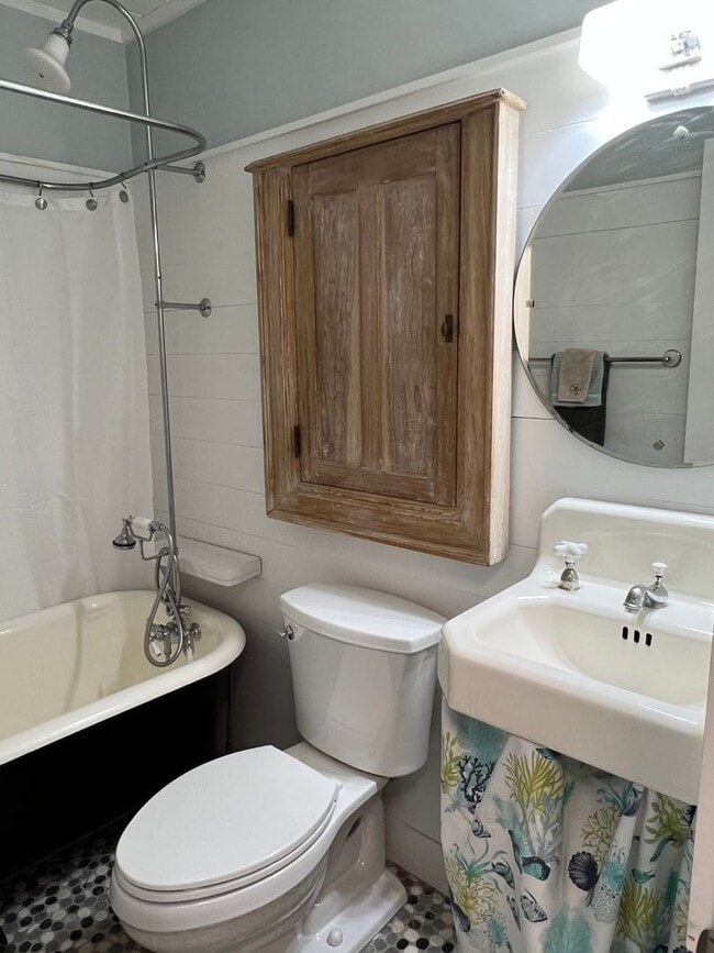 Building Photo - Updated Old Woodlands Plantation Home with Fenced Yard