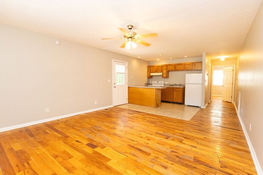 Building Photo - 402 Hall St