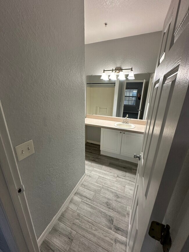 Building Photo - 875 Grand Regency Pointe