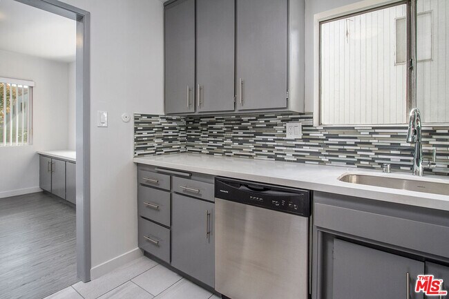 Building Photo - 450 S Los Robles Ave