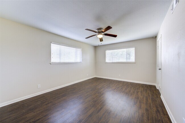 Building Photo - 9611 Greenwillow St