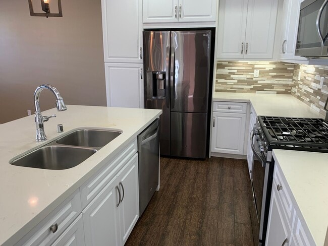 Building Photo - 2 Bed 3 Bath Townhouse For Rent in Temecula