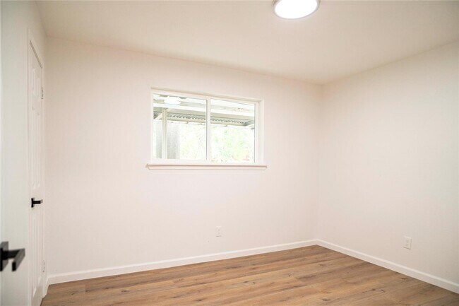 Building Photo - 9214 Woodland Oaks Dr