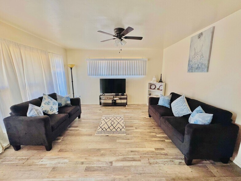 Building Photo - 2811 Dracena St