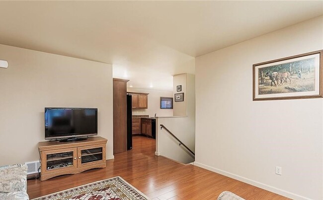 Building Photo - 4 bed 2 1/2 bath home!