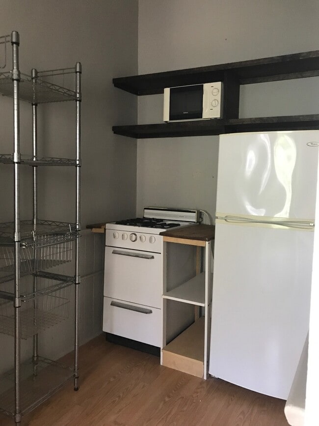 Building Photo - Cozy 1BD/1BA Steps to the St. Charles Stre...