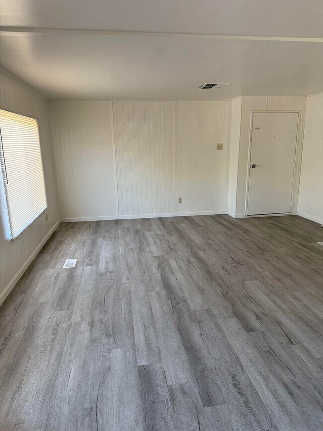 Building Photo - 3 bedroom 2 bath home in quiet neighborhood