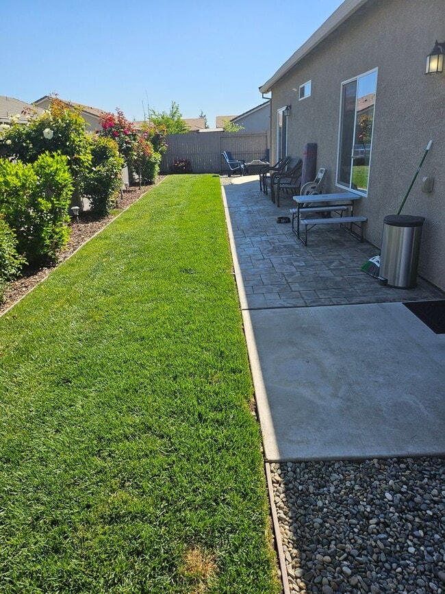 Building Photo - MUST SEE 4 Bedroom 2 bath