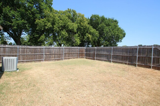 Building Photo - 105-107 Sunburst Court