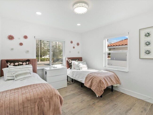 Building Photo - 9232 Harding Ave