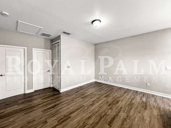 Building Photo - Big on Space, Smart on Layout — 3 bedroom 2.5 bath corner END UNIT pet-friendly townhouse!
