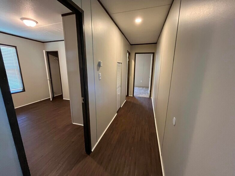 Building Photo - 106 E Semands St