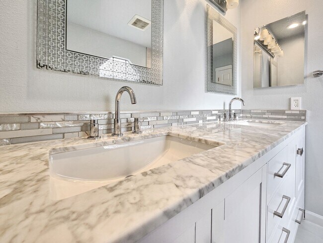 Building Photo - Modern Luxury: 4-Bed, 4.5-Bath Fully Remodeled Home