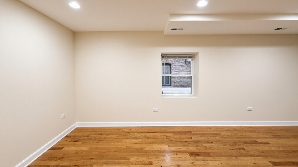 Building Photo - 3354 W Wilson Ave