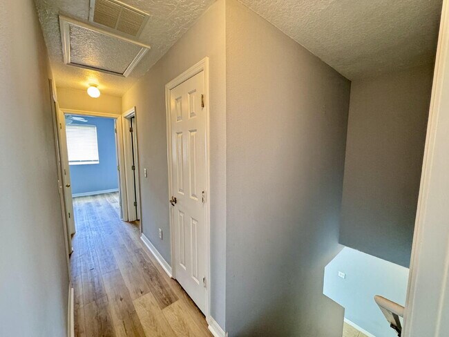 Building Photo - For Rent – Recently Renovated 3 Bed / 2 Ba...