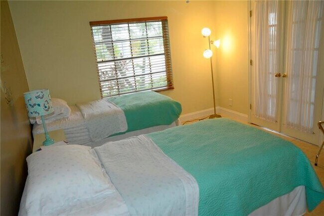 Building Photo - 6499 Bay Club Dr