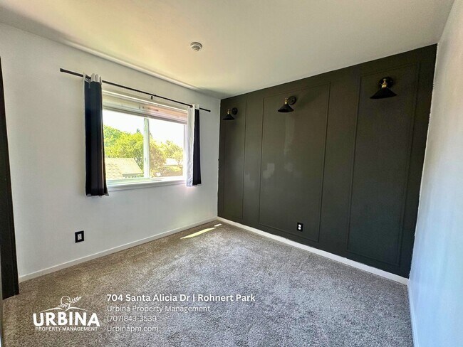 Building Photo - 704 Santa Alicia Dr