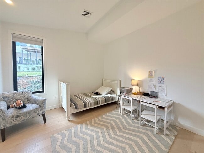 Building Photo - 6 Parkside Dr