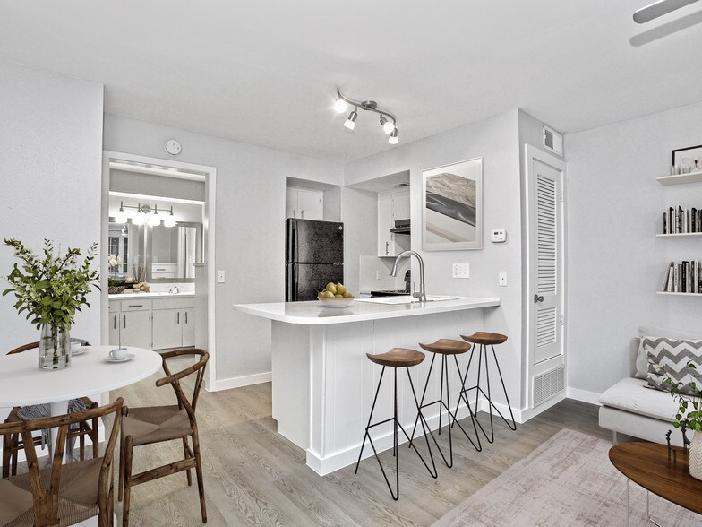 Renovated Studio - 6811 Great Northern Blvd