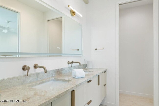 Building Photo - 114 12th Ave S