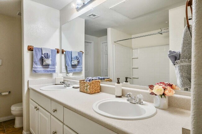 Building Photo - "Chic 1-Bedroom Oasis in Prime Las Vegas Location – 813 Sq. Ft. of Comfort!"